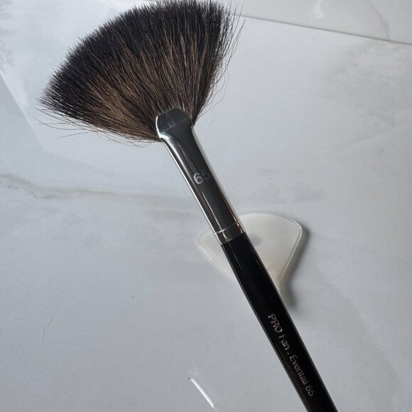 SEPHORA COLLECTION Pro Fan Brush #65 - Picture 2 of 10